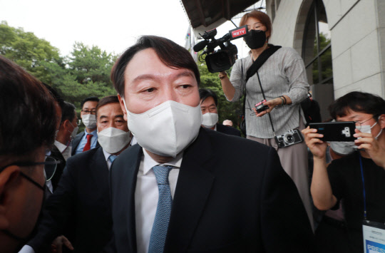 윤석열 전 검찰총장이 29일 서울 서초구 매헌 윤봉길 의사 기념관에서 대선출마 선언을 하기 위해 입장하고 있다. 국회사진기자단=연합뉴스,